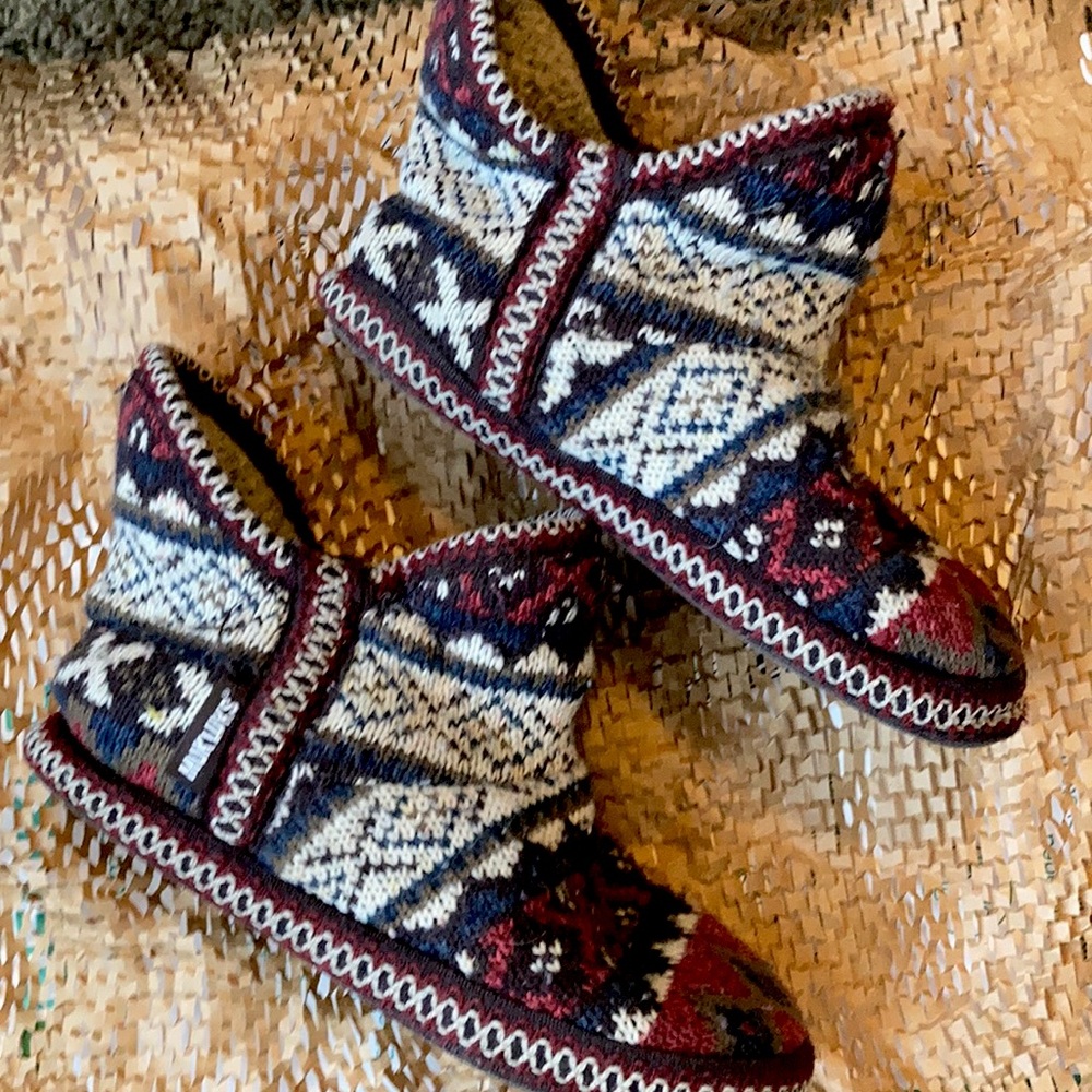 🔴Mukluks size 6